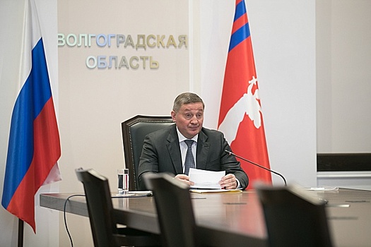 Губернатор Волгоградской области привился с семьей от коронавируса
