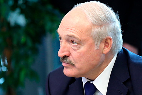 Лукашенко: на Западе люди "кастрюлями барабанят"