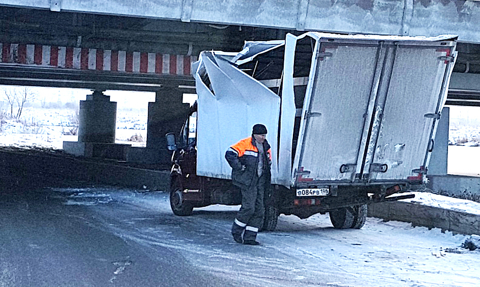 Фотографии грузового автомобиля нерадивого водителя, который от столкновения практически развалился на части, появились в социальных сетях. Об этом сообщает РЕН ТВ. 