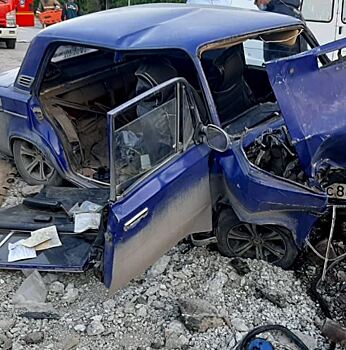 Врезался в бетонный блок: в ДТП под Ростовом пострадали три человека