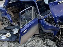 Врезался в бетонный блок: в ДТП под Ростовом пострадали три человека