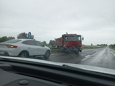 Между Знаменском и Талпаками самосвал «кормой» врезался в отбойник