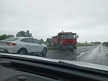 Между Знаменском и Талпаками самосвал «кормой» врезался в отбойник