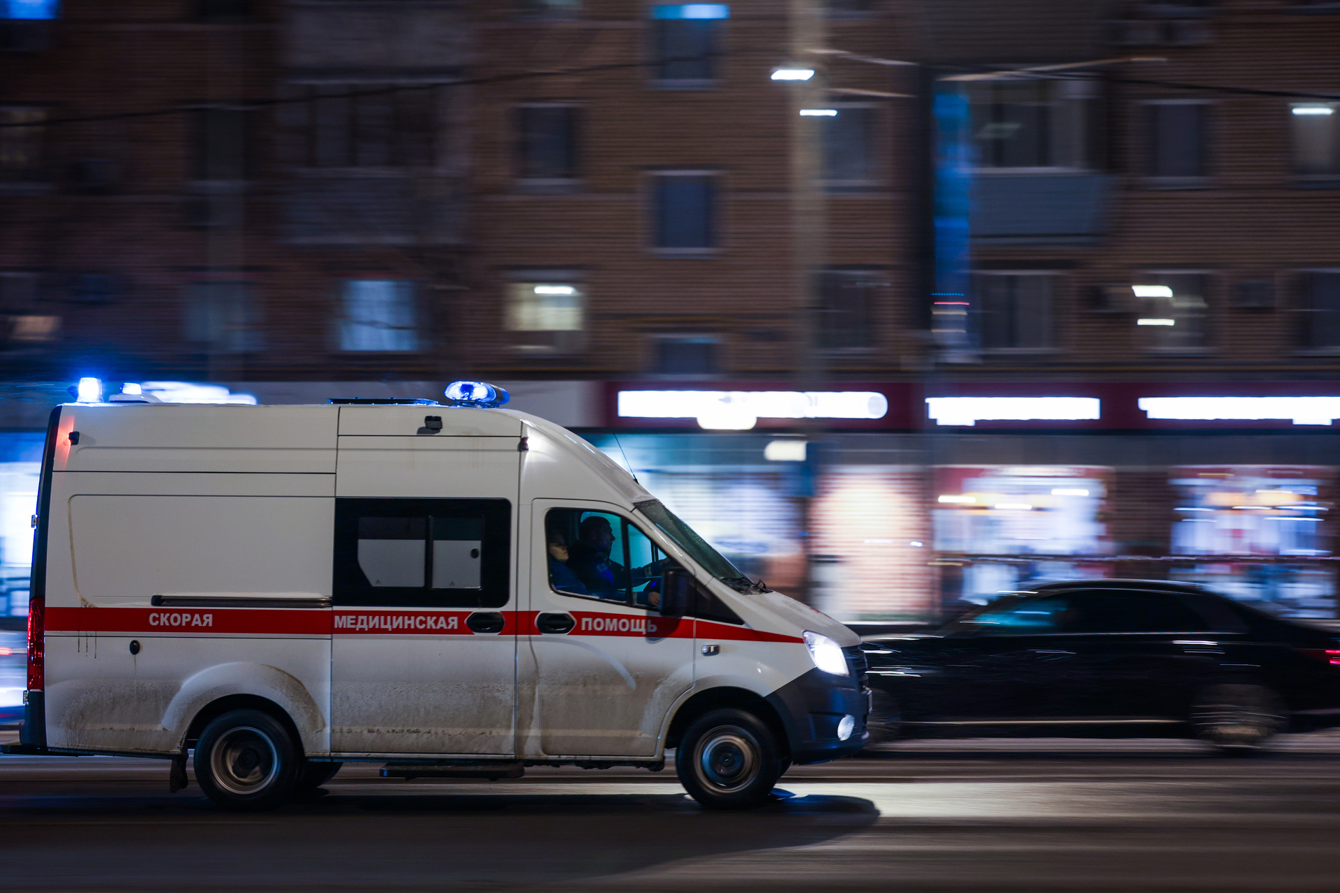 В Москве мужчина решил сбежать от проститутки и выпрыгнул из окна 8-го этажа