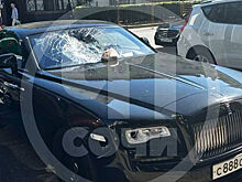 В Сочи неизвестный бросил булыжник в припаркованный Rolls-Royce