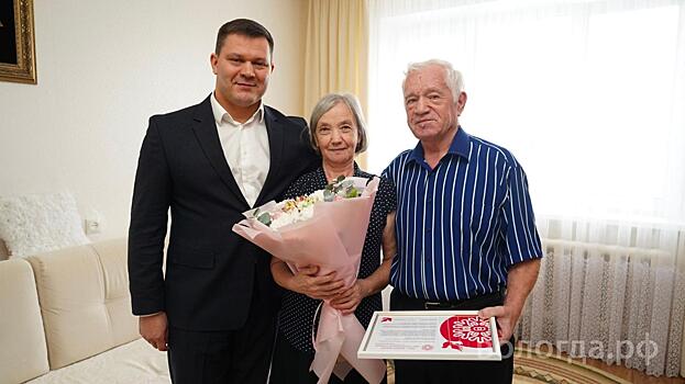 Вологодскую семью Калатановых наградили почётным знаком «За сохранение семейных ценностей»