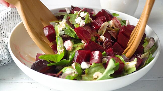 Вкусно и полезно: cалат со свеклой и черносливом