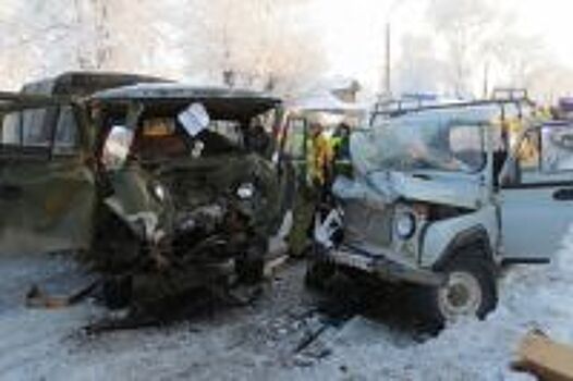 Под Архангельском в лобовом столкновении пикапа и фургона погибло 2 человек