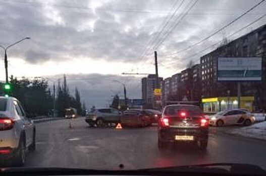 Во Владимире столкнулись 3 автомобиля