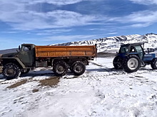 Видео: Урал сразился в перетягивании каната с трактором New Holland