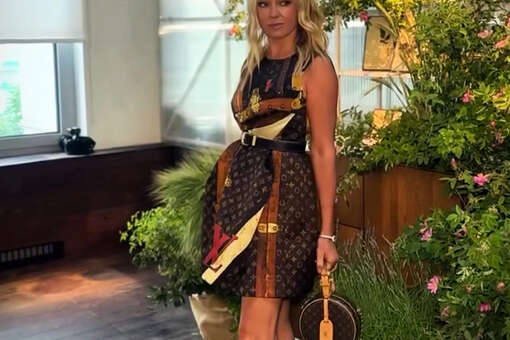 Продюсер Яна Рудковская вышла на публику в платье с сумкой из одинаковой ткани