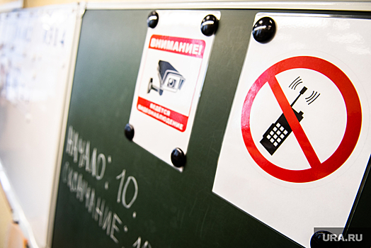 Директора школ объяснили запрет на использование телефонов