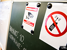 Директора школ объяснили запрет на использование телефонов