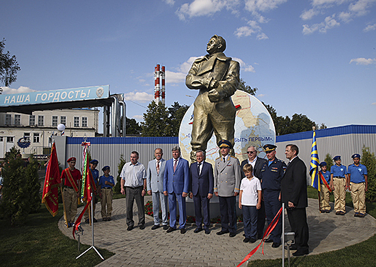 В подмосковной Кубинке состоялась церемония открытия статуи легендарного отечественного авиатора, Героя Советского Союза Валерия Чкалова