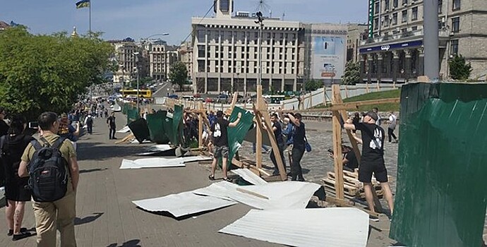 В Киеве националисты снесли забор на аллее Героев Небесной сотни