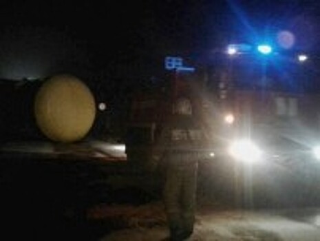 На трассе М-9 с фуры опрокинулась на дорогу цистерна