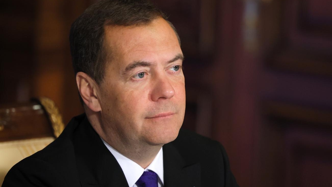 Медведев уличил оппонентов "Единой России" в идеологическом переодевании