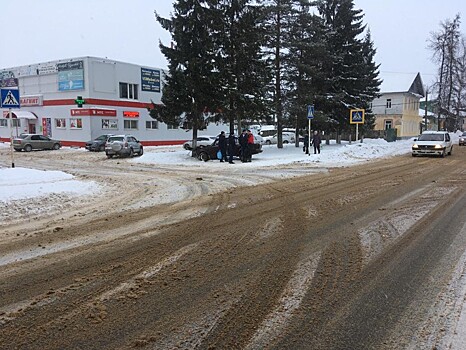 В Осташкове ВАЗ после столкновения с КИА влетел в дерево