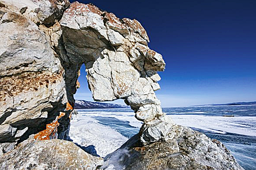 Разрушение знаменитой скалы на побережье Байкала объяснили в Академии наук