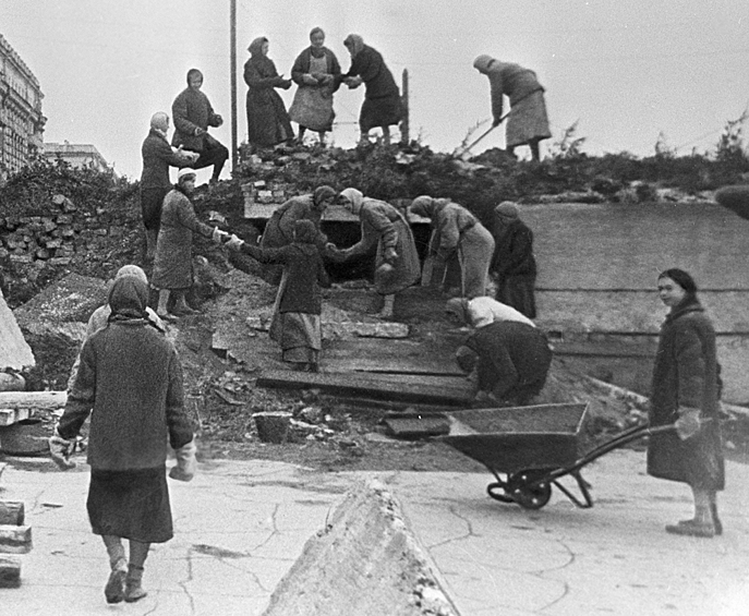 Жители блокадного Ленинграда на строительстве оборонительных сооружений, 1942 год
