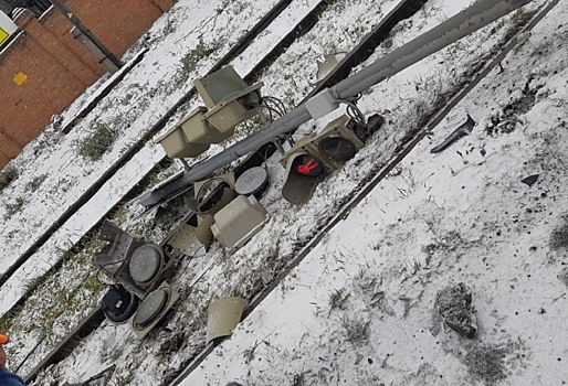 В Омске автомобиль уронил светофор на рельсы: движение трамваев парализовано