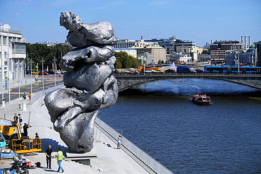 Скандальную скульптуру "Большая глина N4" решили оставить в Москве