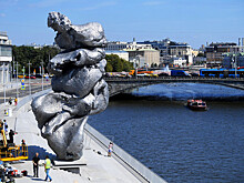 Скандальную скульптуру "Большая глина N4" решили оставить в Москве