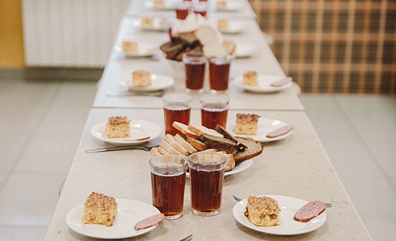 Тюменские волонтёры, которым мешали проводить проверки в школьных столовых, обратились в прокуратуру