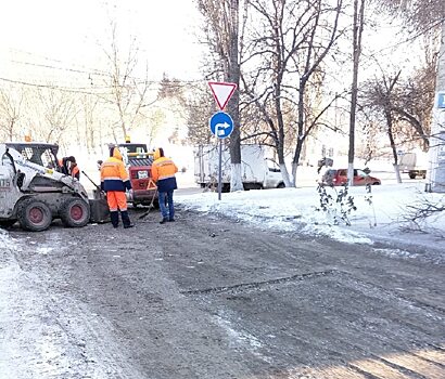 Саратовские дорожники кладут асфальт прямо на снег