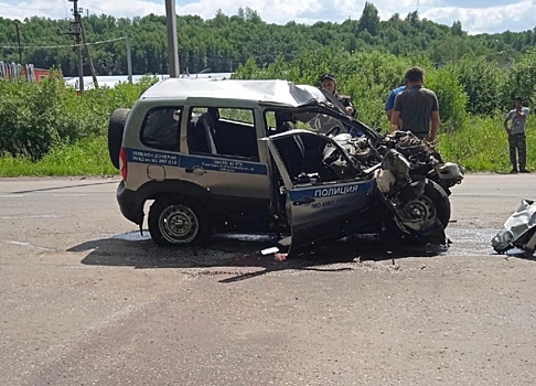 Автомобиль полиции столкнулся с КамАЗом под Костромой