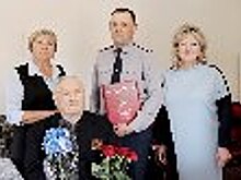 Сотрудники СИЗО-4 ГУФСИН России по Пермскому краю поздравили участника Великой Отечественной войны, ветерана УИС с 98-летием