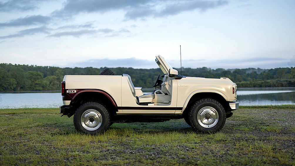 Ещё один родстер в ретро-стиле посвящён 60-летию внедорожника Ford Bronco. К юбилею модели построили концепт-кар Ford Bronco Roadster Concept, который отсылает к одной из модификаций оригинальной машины — ни дверей, ни крыши, ни обивки в салоне. Зато в наличии ретро-декор и эксклюзивные элементы вроде стальных бамперов-балок, колёс fifteen52 и алых акцентов в декоре.