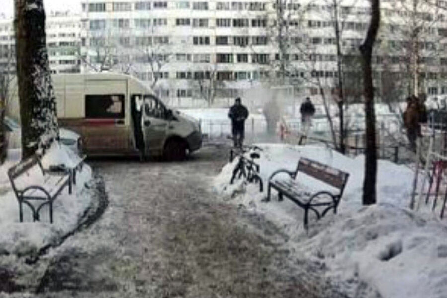 В Санкт-Петербурге пожилой мужчина упал в яму с кипятком