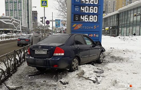 В Екатеринбурге иномарка влетела в стелу автозаправки