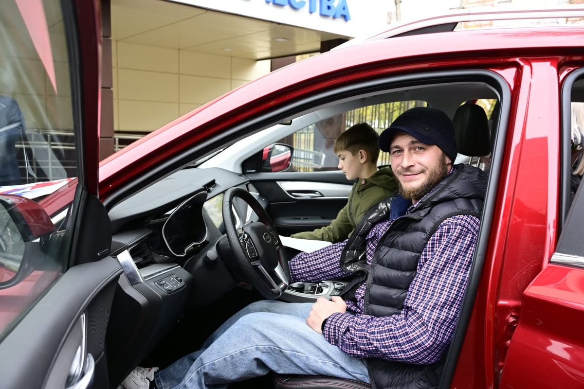 В Брянске участник СВО получил ключи от автомобиля