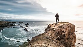 Туристка сорвалась с 50-метровой скалы, делая селфи