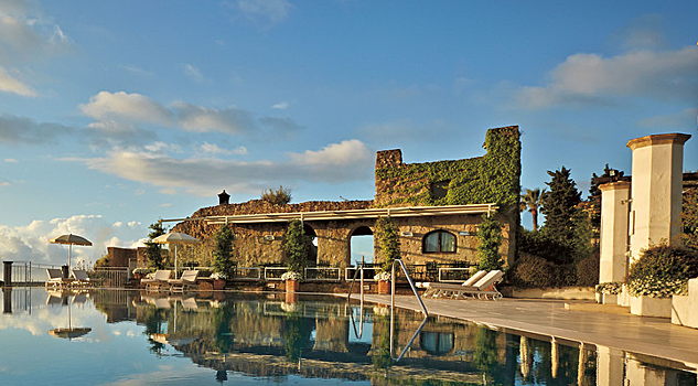 Лаунж-зона Bubbles Garden в Belmond Hotel Caruso