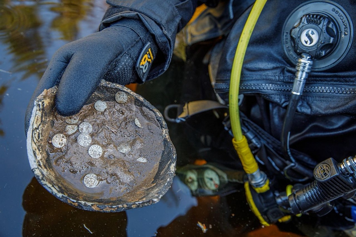 Клад со шведскими монетами нашли в Ладожском озере