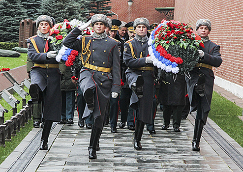 У Кремлевской стены почтили память главных маршалов артиллерии