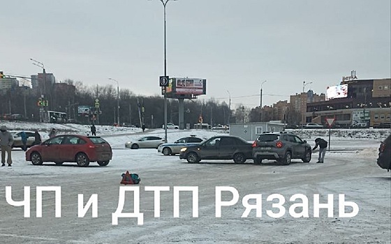 В Рязани два автомобиля столкнулись на пустой парковке