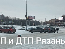 В Рязани два автомобиля столкнулись на пустой парковке