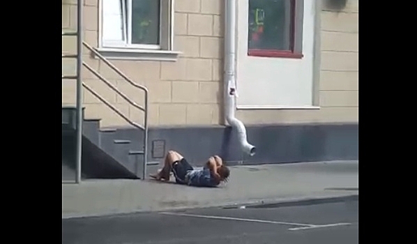 Спортивный Воронеж: На видео сняли, как мужчина качал пресс, лежа посреди тротуара