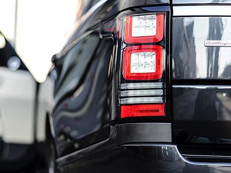 Автомобиль въехал в переход у метро в Петербурге