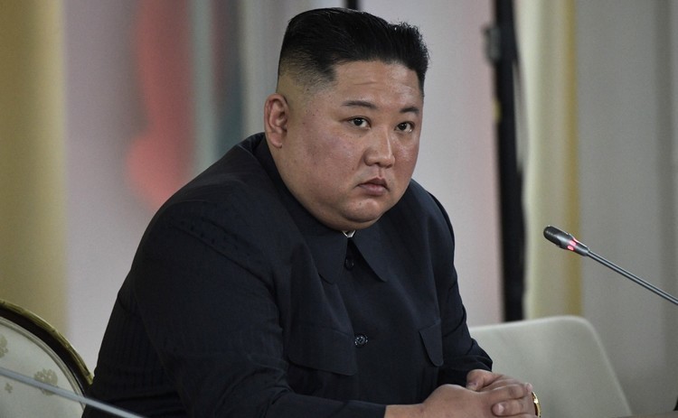 Ким Чен Ын посетил оружейный завод и опробовал новую снайперскую винтовку