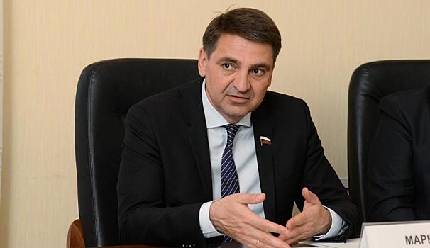 Депутат предложил заселять туристов в отели по военным билетам