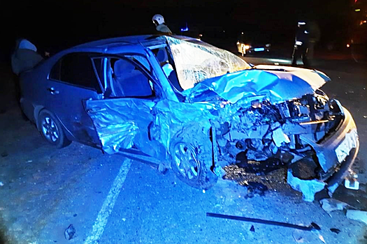 В Хакасии трое взрослых и четыре ребенка пострадали при столкновении двух авто