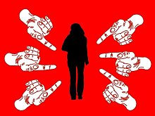 Политик назвал мэра английского города "тупой коровой" на совещании