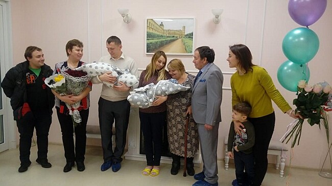 Сотрудники перинатального центра в Гатчине выписали две двойни в один день