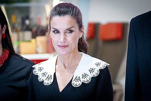 Королеву Испании сравнили с героиней сериала «Уэнсдей» из-за нового наряда