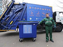 Автомобили синего цвета вывозят вторсырье с контейнерных площадок в СВАО